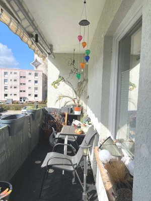Mettenhof: Wohnung in gepflegtem Zustand mit 3 Zimmern und Loggia