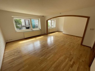130 qm Wohlfühl-Wohnung renoviert (max. 4 Personen oder 3er WG)  mit Wintergarten und Atmosphäre