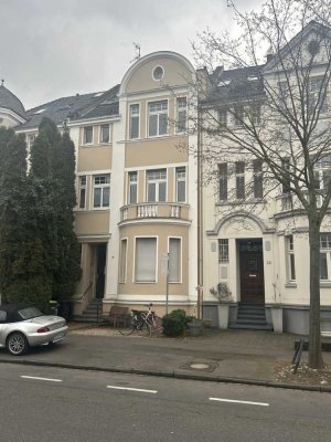 Charmante Dachgeschosswohnung im sanierten Altbau – frisch renoviert mit neuer Küche & Westbalkon