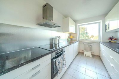 Helle 3 Zimmer-Wohnung mit Balkon, schöner Aussicht und Tiefgaragenstellplatz