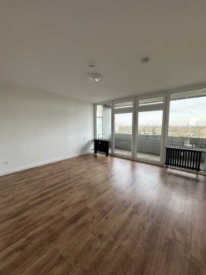Schöne 2 Zimmer Wohnung mit 2 Balkonen und EBK