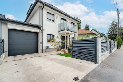 Modernes Mehrfamilienhaus mit Terrassen, Garage, Pool, Outdoorküche, Spielplatz uvm.