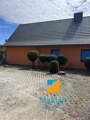 Doppelhaushälfte mit idyllischem Garten, Hof und Nebengebäuden.