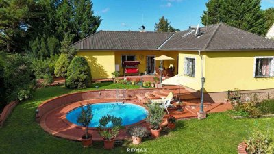 Licht, Luft und Freiheit: Bungalow mit großem Garten und Pool