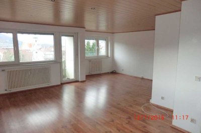 Modernisierte Wohnung mit dreieinhalb Zimmern sowie Balkon und Einbauküche in Geislingen