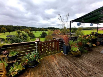 Wohnen mit Weitblick – Maisonettewohnung mit großer Holzterrasse und Charme am Ortsrand