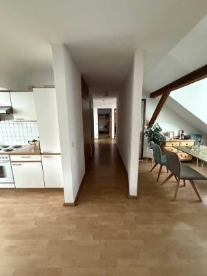 Helle 3-Zimmer-Dachgeschosswohnung mit Einbauküche in Nürnberg – Frei ab dem 01.09.2025
