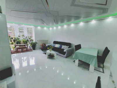 Renovierte 3-Zimmer Wohnung mit Einbauküche, Aufzug, Gäste-WC, Keller und Stellplatz (auch als WG)