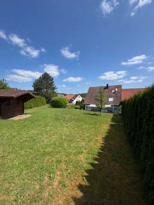 Gepflegte Doppelhaushälfte mit EBK, 2 Garage und großem Garten in 75395 Ostelsheim