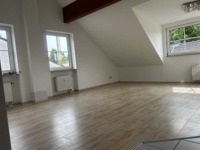 Helle 2-Zimmer-Dachgeschosswohnung in Köln-Urbach