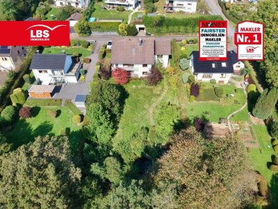 Zweifamilienhaus in ruhiger Lage I 2 Garagen I Großer Garten