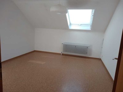 Erstbezug nach Sanierung mit Balkon und EBK: Exklusive 4-Raum-Dachgeschosswohnung in Nürtingen