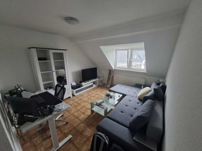 Nähe BILKER BAHNHOF  -  Charmante Dachgeschosswohnung - Nähe HHU - Zwei Zimmer + Wohnküche