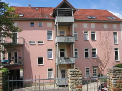 Sonnige 2-R.-Wohnung mit Balkon + Stellplatz in ruhiger Apoldaer Wohnlage unweit vom Paulinenpark
