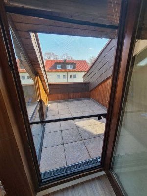Charmante, helle Dachgeschoss-Wohnung mit Dachterrasse — ruhige Lage in Waldnähe