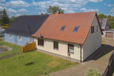 Sofort wohlfühlen: 5-Zi.-DHH mit Märchengarten, Nebengelass und Garage in Neetzow-Liepen