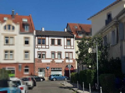 Anwesen mit zwei Häusern, Innenhof und Garten