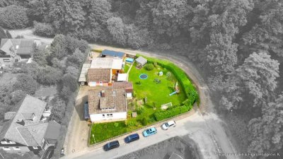 Ein-bis Zweifamilienhaus mit großem Grundstück in Waldrandlage