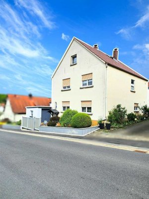 Familientraum im Grünen: Großes Grundstück mit Halle und Doppelhaus-Potential!