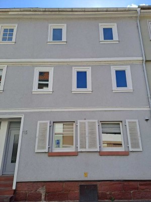 Komplett renovierte Reihenhaushälfte mit traumhaften Innenhof