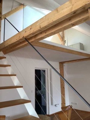 Modernes Loft mit Balkon in denkmalgeschütztem Haus, super-zentral, auf Wunsch möbliert