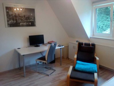 Studenten-WG-Zimmer, schön und sonnig, in einer 2er-WG in Siegen-Weidenau    , neu hell teilmöbliert