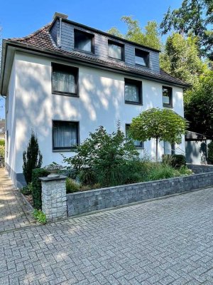 Freistehendes Einfamilienhaus mit großem Grundstück