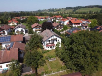 Großes Zweifamilienhaus mit Einliegerwohnung und riesigem Garten in ruhiger Lage von Sindelsdorf!