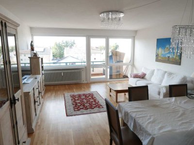 Exklusive, modernisierte 4-Raum-DG-Wohnung mit geh. Innenausstattung mit Balkon und EBK in Krailling
