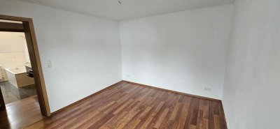 Ab sofort: 3 Zimmer, K,D,B. Schöne 60 m² Whg. Laminat, Granit, Deckenspots