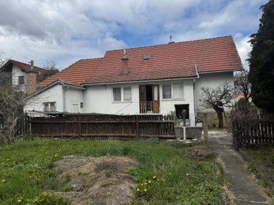 Kleines Häuschen mit vielen Möglichkeiten auf sonnigem Bauland