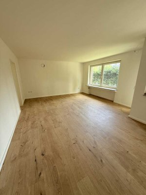 *Helle 4-Zimmer-Wohnung mit Balkon*