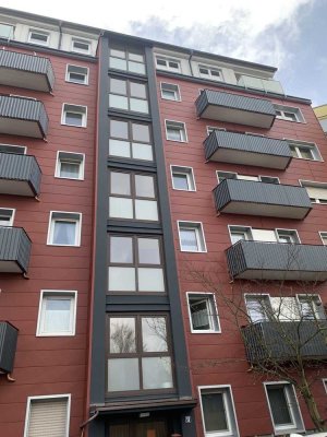 In Fürth: Gepflegte DG-Wohnung mit zwei Zimmern und Balkon