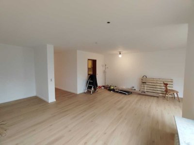 Frisch renovierte, geräumige Wohnung mit großem Garten