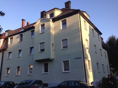 Kernsanierte 4-Zimmer-Altbauwohnung mit Einbauküche in Augsburg Pfersee