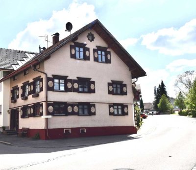 Gelegenheit - historisches Haus mit gepflegtem Garten und 2 Garagen direkt im Zentrum von Oberreute