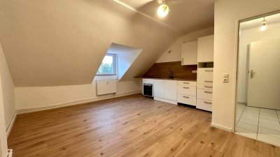 Helle 2-Zimmer-Dachgeschosswohnung mit Einbauküche - frisch renoviert