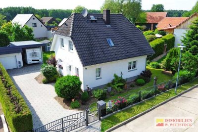 Gepflegtes Grundstück mit bezugsfertigem Wohnhaus, Garage und Carport
