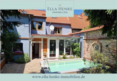 Wunderschönes, liebevoll modernisiertes Stadthaus mit schönem Garten, Pool + großer Garage
