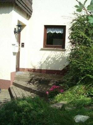 Attraktive, helle 1-Zi.-Wohnung, Küche, Bad , EBK, separater Eingang