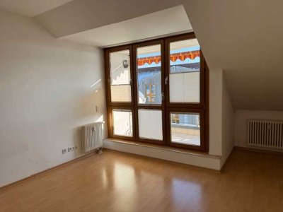 Bezugsfreie 2-Zimmer-Dachgeschoss-Wohnung mit Außenstellplatz!
