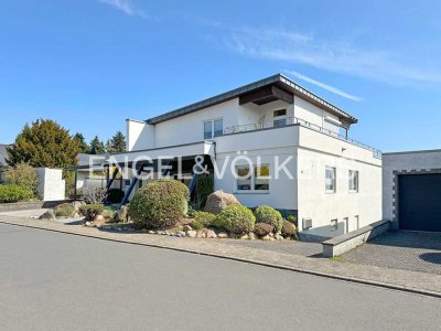 Großes Einfamilienhaus mit weiterer Wohneinheit und außergewöhnlichem Fernblick