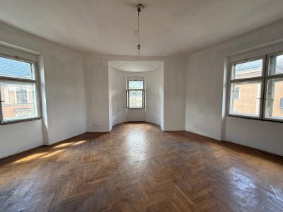 Großzügige, sehr helle Altbau-Wohnung mit enormen Potential in Wilten