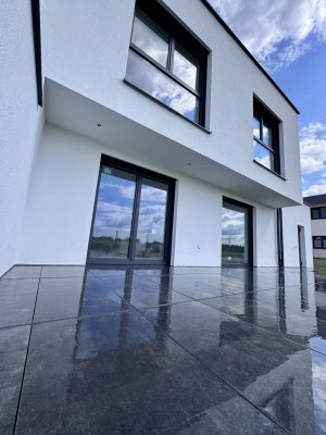 Moderne Doppelhaushälfte in Mühlheim am Inn - Neubau mit Stil und Komfort