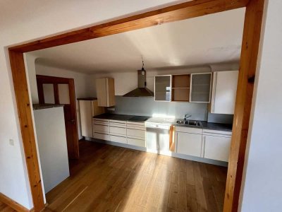 Frisch renovierte 3 Zimmer Wohnung mit Altbaucharme inmitten der Metropolregionen