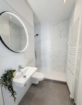 Erstbezug nach Renovierung: Zentrale Charmante 2-Zi-Wohnung mit Aufzug, EBK & Hobby-Gym