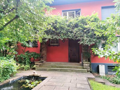 Helle Dachgeschosswohnung mit Charme.