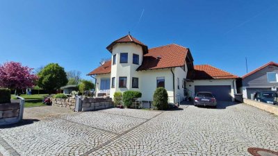 Großzügige 100m2 Dachgeschosswohnung mit Balkon, Kamin und Aussicht.