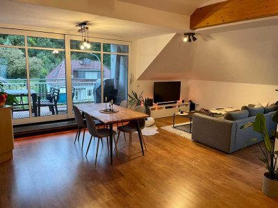 Traumhafte Dachgeschosswohnung | 2,5 Zimmer | Dachterrasse | 2 Stellplätze | Einbauküche
