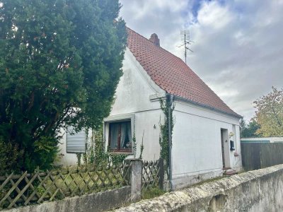 Abbruchreifes Einfamilienhaus auf einem großen Grundstück